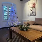 Lili Mar, 2-Bedroom Apartment With Private Parking